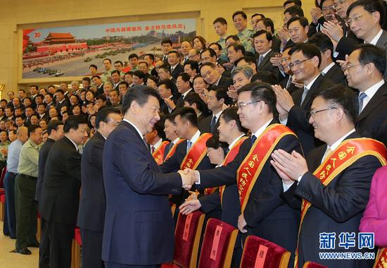 5月13日，党和国家领导人习近平、李克强、刘云山、张高丽等在北京会见第七次全国人民防空会议代表。 新华社记者 李刚 摄