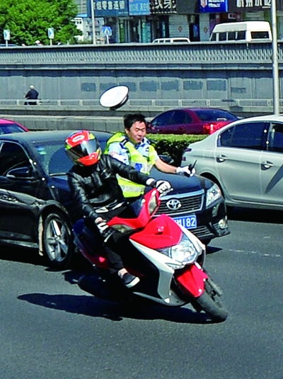 上午9时许，一辆假牌照摩托车驾驶员为了逃避检查，试图逃离现场时撞向执勤交警。