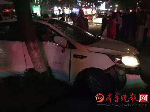 被撞的轿车