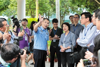 5月13日,台湾代表团先后参观了珠海市第一、第二看守所,图为代表团在第一看守所监区参观。人民公安报 陈路坤 摄