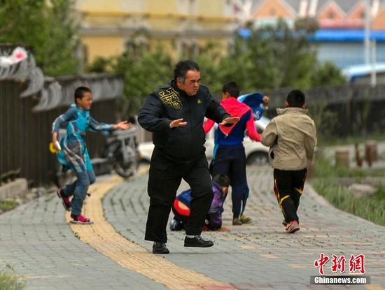 乌鲁木齐大风肆虐 民众风中艰难出行