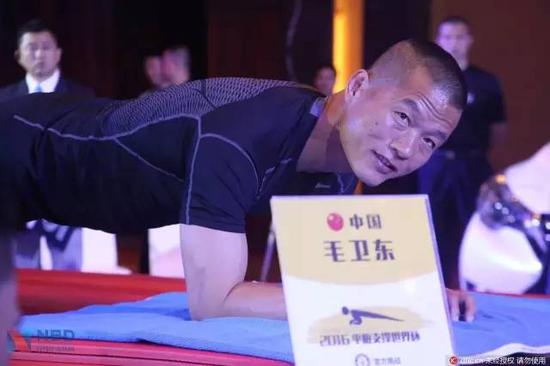中国男子创下平板支撑新世界纪录:8小时1分钟