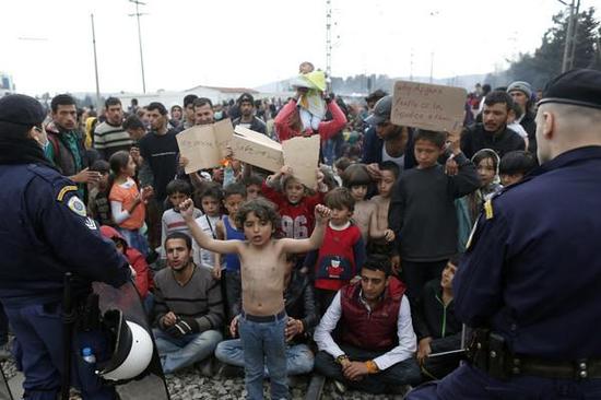 　　欧洲难民危机未解，所有从土耳其入境的非法难民如果庇护申请遭到拒绝，将被遣返回土耳其。
