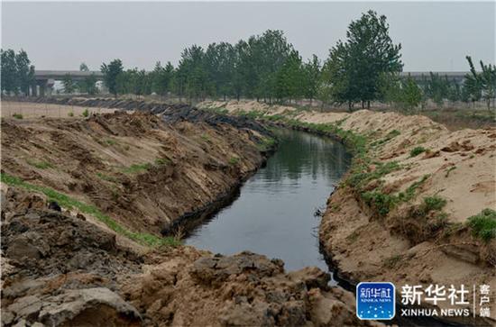 这是4月27日拍摄的石家庄市藁城区兴安镇滹沱河河道内的排污渠。新华社记者牟宇摄