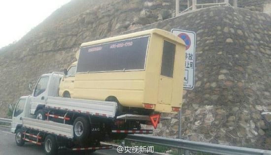 司机为省运费高速上卡车叠罗汉