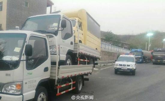 司机为省运费高速上卡车叠罗汉