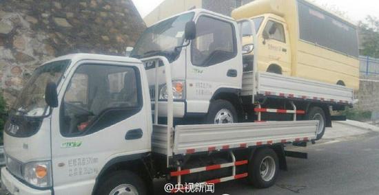 司机为省运费高速上卡车叠罗汉