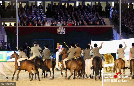 当地时间2016年5月15日，英国温莎，英国伊莉莎白女王90岁生日庆祝活动举行，部分娱乐界大牌明星和近1000头马匹将担纲演出。图片来源:视觉中国