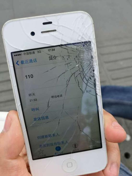 手机也被损坏。