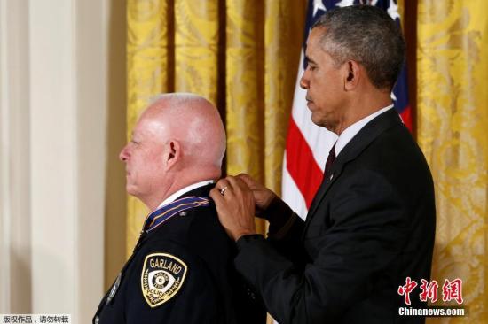 当地时间5月16日，美国总统奥巴马在华盛顿为在英勇工作中受伤的士官警察等颁发英勇勋章。