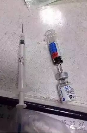 护士所用的普通注射器(左)和疫苗原装注射器(右)