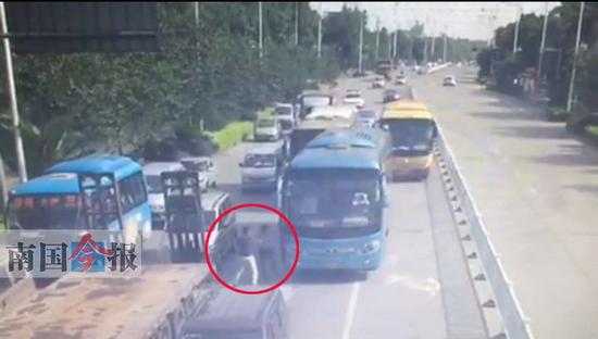 两名大巴司机把车停在路上，下车互殴。视频截图
