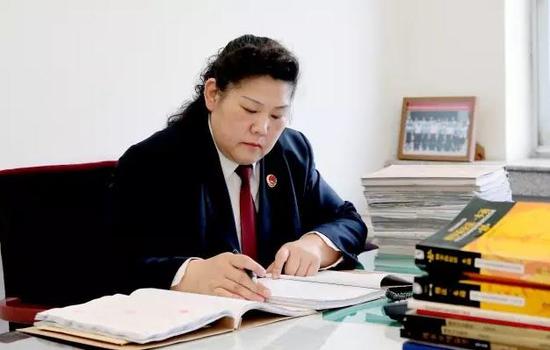 山东省人民检察院公诉二处正处级检察员李丽