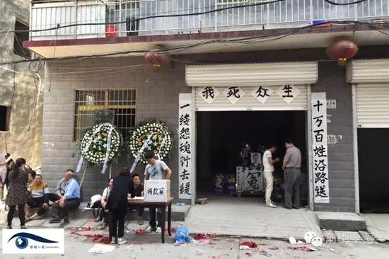 家属为范华培安放了灵堂，并在门前放置了一个捐款箱。
