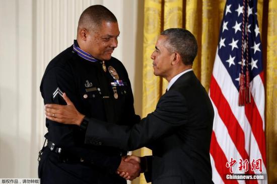 当地时间5月16日，美国总统奥巴马在华盛顿为在英勇工作中受伤的士官警察等颁发英勇勋章。