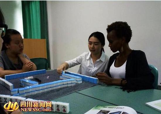 大学生课上教外教打麻将 学校称不好评价(图)