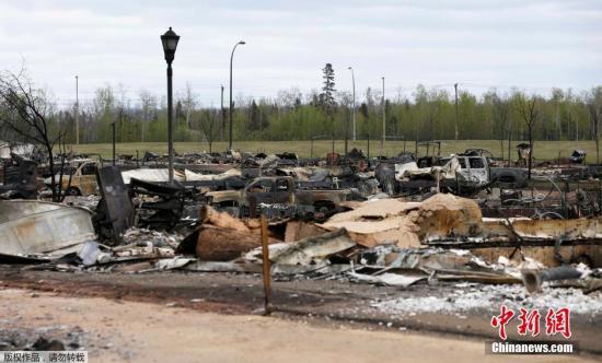 当地时间2016年5月9日，加拿大艾伯塔省麦克默里堡地区，媒体拍摄森林大火灾后景象，当地房屋和车辆在火灾中付之一炬，现场一片狼藉。