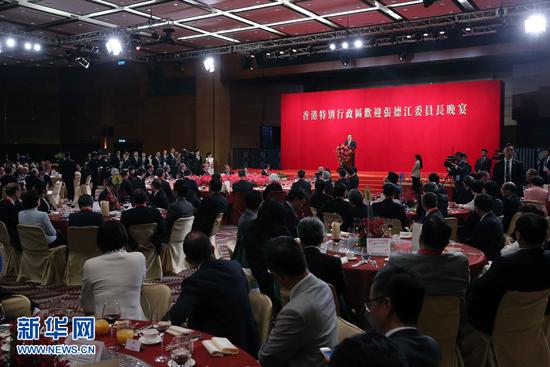 5月18日晚，全国人大常委会委员长张德江在香港会展中心参加香港社会各界欢迎晚宴并发表讲话。 新华社记者刘卫兵摄

