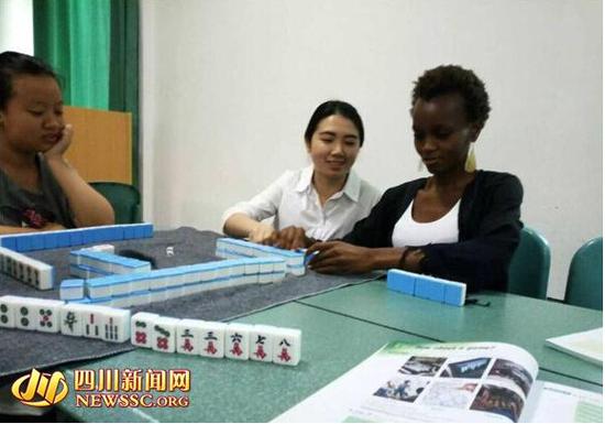 大学生课上教外教打麻将 学校称不好评价|打麻