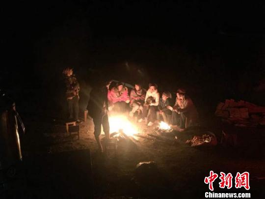 图为野外避险的村民。 消防供图 摄
