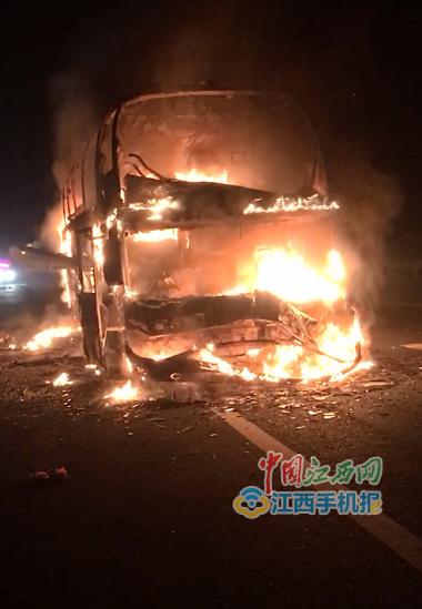 载有41人的客车突发大火
