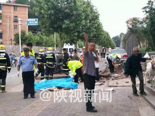 事发现场，车内5人死亡