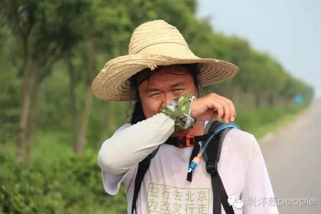2013年，徒步进京途中的雷闯。受访者供图。