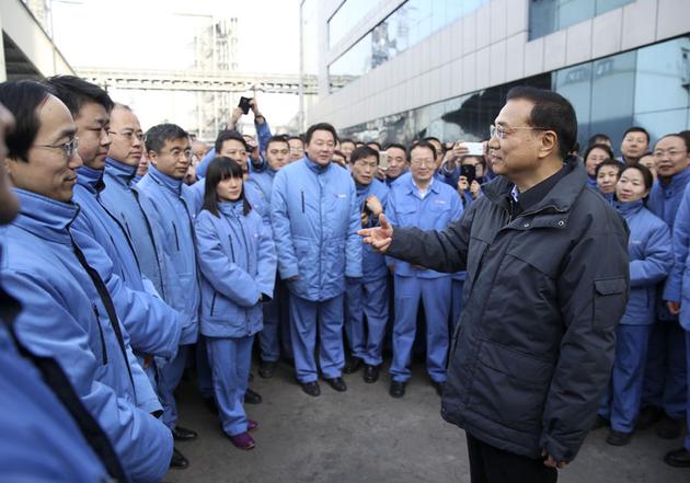 2015年1月4日,李克强总理在太原钢铁团体观察。