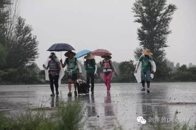 徒步过程中，遭遇雨天。受访者供图。