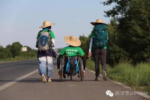 2015年，雷闯和志愿者从内蒙古徒步进京，志愿者推着轮椅前行。受访者供图。