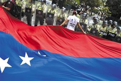 当地时间5月18日，委内瑞拉加拉加斯，民众举行反总统抗议活动，要求公投罢黜马杜罗，抗议者与警方发生激烈冲突。图/视觉中国