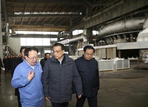 2015年1月4日,李克强总理在太原钢铁团体观察。
