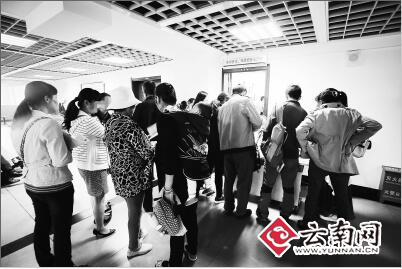 这两天，官渡区便民服务中心离婚申请窗口被村民围得水泄不通。