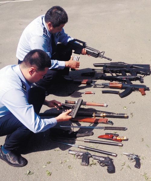 男子花万元买21件仿真枪械 网上炫耀遭举报(图