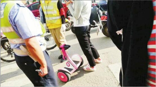 女子与交警理论市民供图