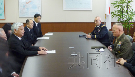 日本防卫相中谷元（左）就弃尸案向尼克尔森（右）表示抗议