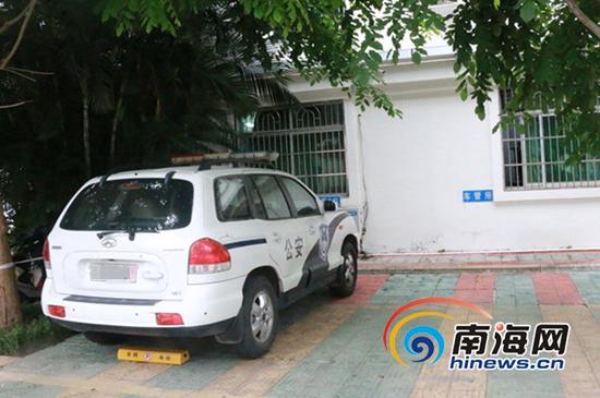 5月20日，一辆警车停放在三亚市交警支队专用车位上，该车位即为19日杜先生所停放的区域，车位的地锁上写有“专用车位”，在其墙壁上写有“综保大队”。南海网见习记者 叶俊一 摄