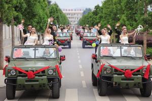 火箭军百对新人举行集体婚礼 新人乘勇士车(图