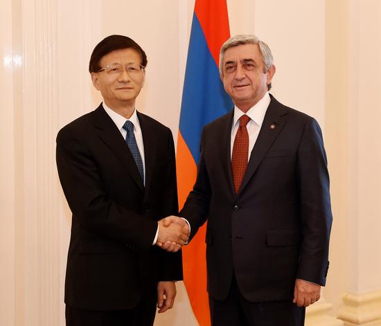 5月21日，亚美尼亚总统萨尔基相在埃里温会见习近平主席特使、中共中央政治局委员、中央政法委书记孟建柱。摄影 郝帆