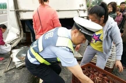 警察帮忙捡虾