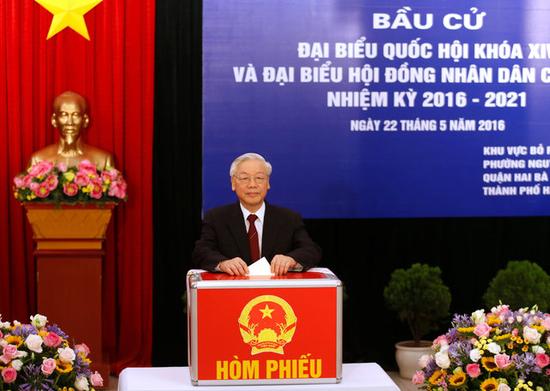 越共中央总书记阮富仲投票