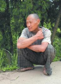 56岁蒋有六被村里人称为“哈儿”，智力明显地低于常人。