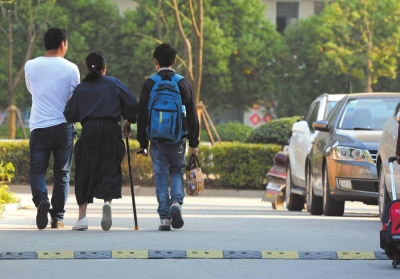 清晨，李元芳和丈夫一起送儿子上学。