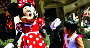 5月18日,上海迪士尼度假区运营测试有序进行,可爱的米老鼠吸引了小游客。