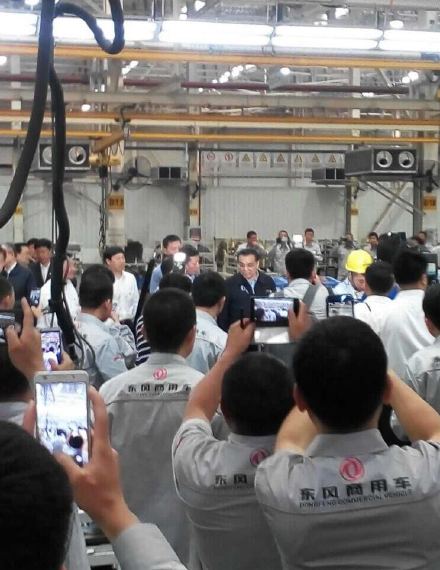 李克强湖北十堰考察东风汽车 现场给车加油(图