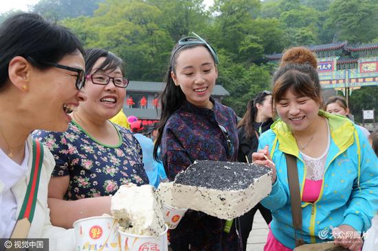 2016年5月22日，河南洛阳道教圣地老君山，一块直径5米的“天下第一太极豆腐”亮相中天门广场。