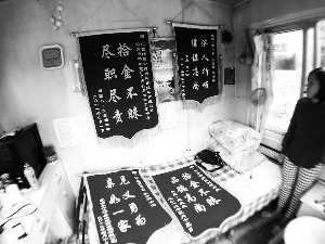 　万先生的家中挂有多面锦旗。