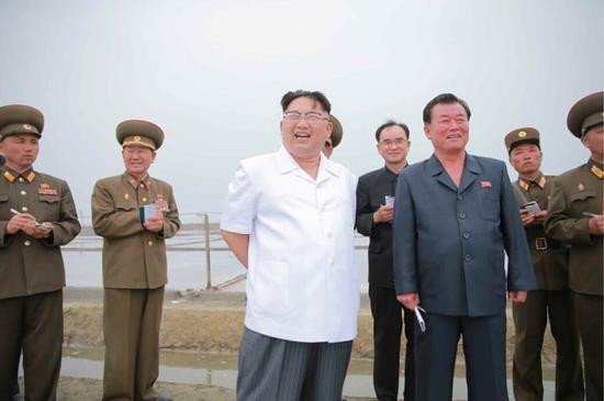 据朝鲜《劳动新闻》5月24日报道，朝鲜最高领导人金正恩视察盐场并亲自指导工作。