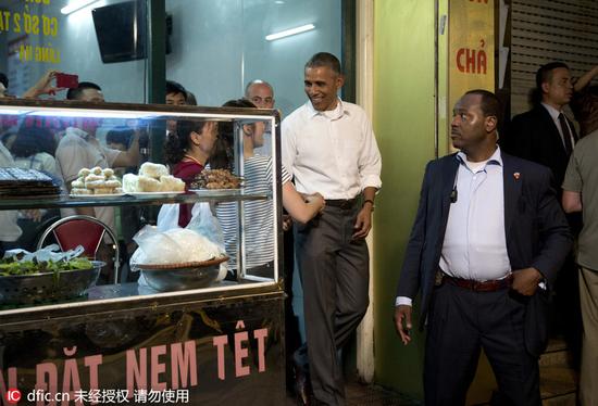 奥巴马访越品尝街边小馆与民众互动