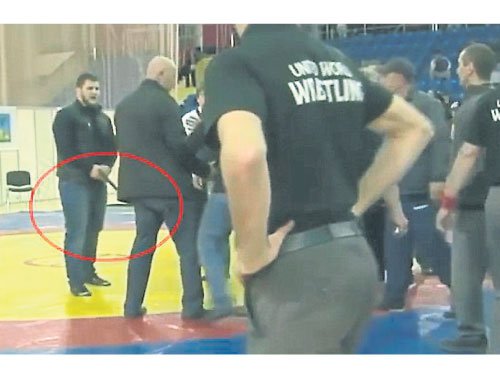 俄罗斯一名富二代青年在摔跤比赛中不甘落败，拒绝认输并攻击对手
